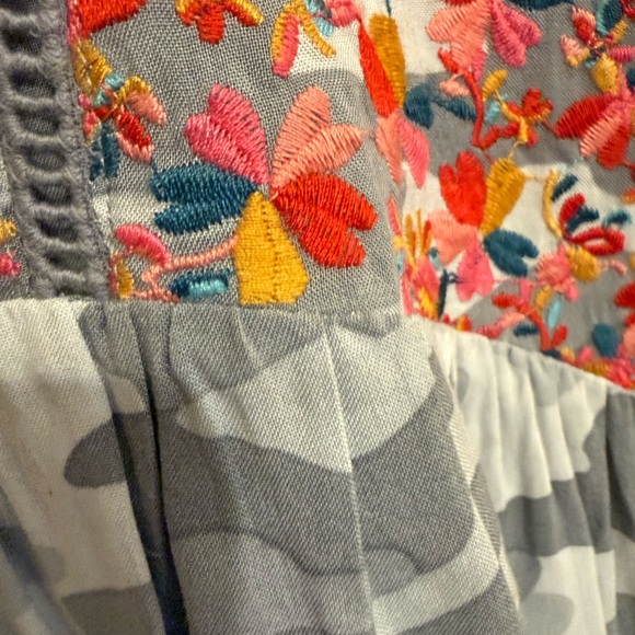 💋Savanna Jane Multicolor Floral and Camo Blouse - Picture 3 of 4